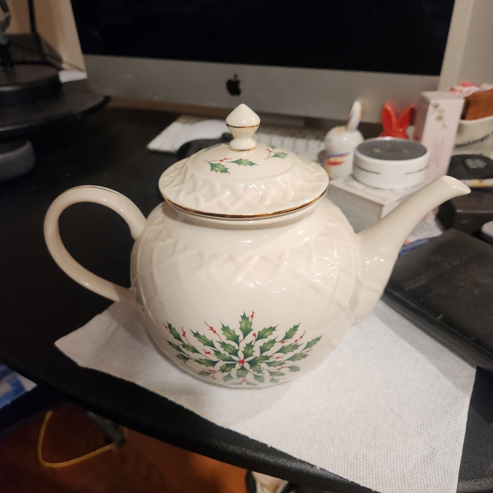 Lenox Holiday Decor Teapot